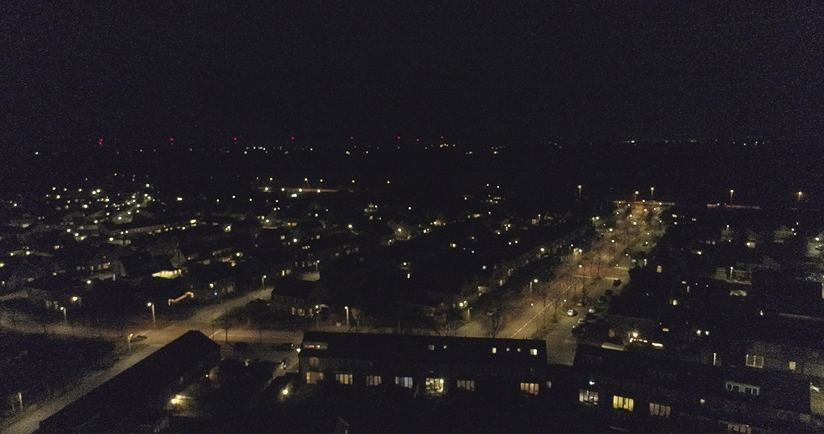 afbeelding van straat met licht